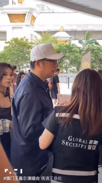 49歲王岳倫被疑交新女友!與金髮美女看演唱會,女方大長腿似00後
