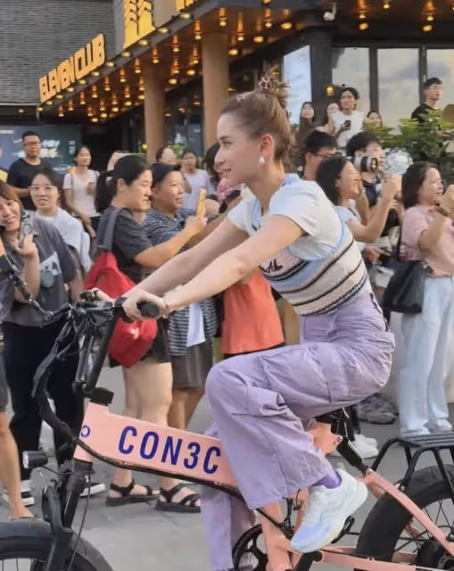 偶遇何超蓮錄節目,小小一隻不到一米六,臉蛋精緻完全看不出32歲