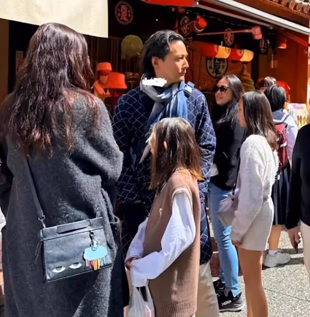 吳彥祖10歲女兒正面照:染粉色頭髮個性鮮明,風格獨立有趣
