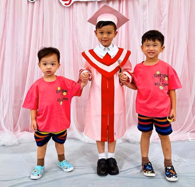 胡杏兒大兒子幼兒園畢業,一家人幸福合照,大仔長得像媽媽