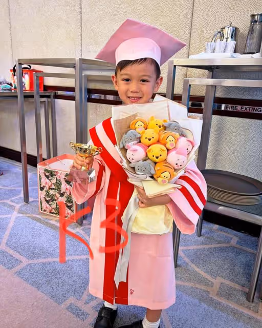 胡杏兒大兒子幼兒園畢業,一家人幸福合照,大仔長得像媽媽