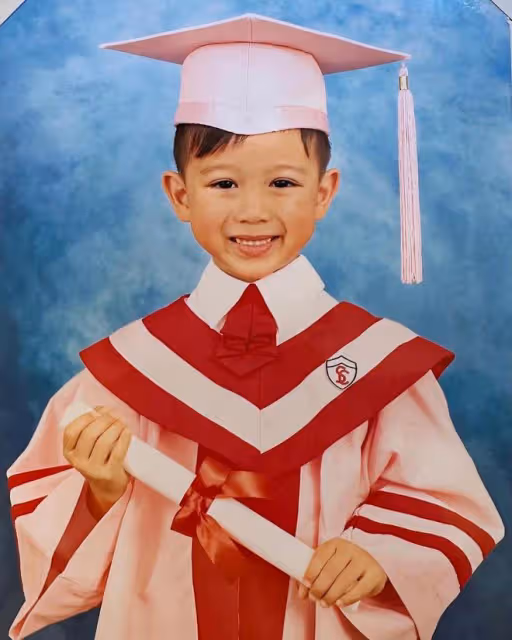 胡杏兒大兒子幼兒園畢業,一家人幸福合照,大仔長得像媽媽