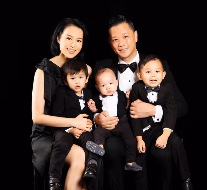 胡杏兒大兒子幼兒園畢業,一家人幸福合照,大仔長得像媽媽