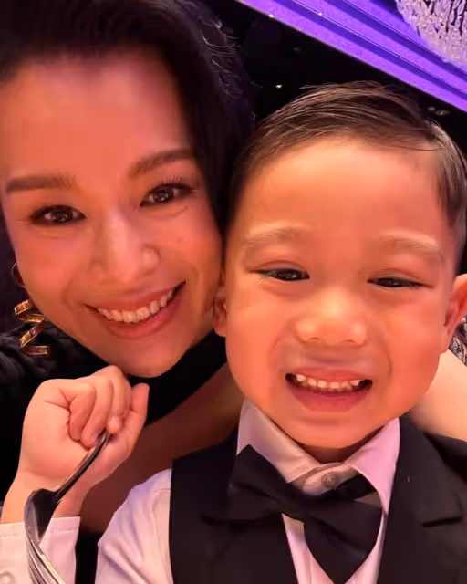 胡杏兒大兒子幼兒園畢業，一家人幸福合照，大仔長得像媽媽