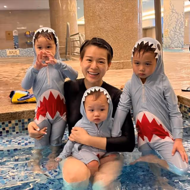 胡杏兒大兒子幼兒園畢業，一家人幸福合照，大仔長得像媽媽
