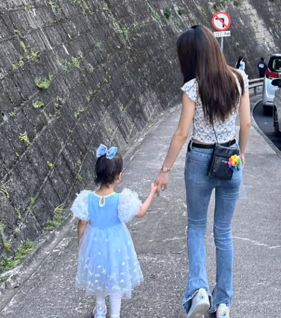 張馨月帶3歲格格回爺爺家,林峰爸媽對孫女十分寵愛