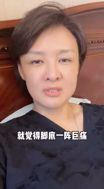 7月24日深夜，李小萌通過短視頻，與粉絲分享自己鑽心疼痛的一幕