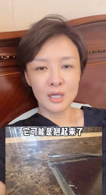 7月24日深夜，李小萌通過短視頻，與粉絲分享自己鑽心疼痛的一幕