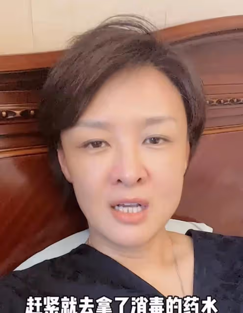 7月24日深夜，李小萌通過短視頻，與粉絲分享自己鑽心疼痛的一幕