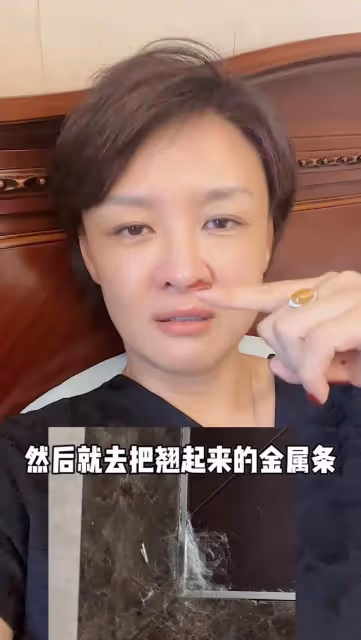7月24日深夜，李小萌通過短視頻，與粉絲分享自己鑽心疼痛的一幕