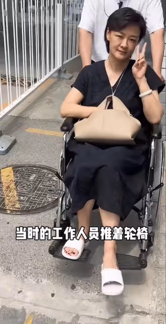 7月24日深夜,李小萌通過短視頻,與粉絲分享自己鑽心疼痛的一幕