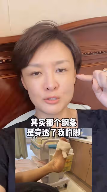 7月24日深夜,李小萌通過短視頻,與粉絲分享自己鑽心疼痛的一幕
