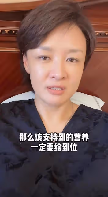 7月24日深夜,李小萌通過短視頻,與粉絲分享自己鑽心疼痛的一幕