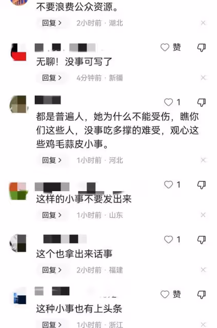 7月24日深夜,李小萌通過短視頻,與粉絲分享自己鑽心疼痛的一幕