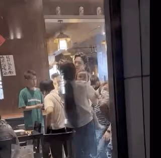 向佐郭碧婷被偶遇,一人抱一個孩子互動有愛,弟弟眼睛又大又圓好萌