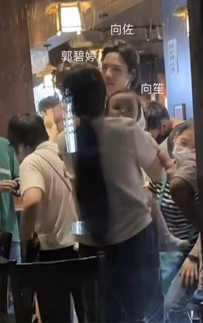 向佐郭碧婷被偶遇,一人抱一個孩子互動有愛,弟弟眼睛又大又圓好萌