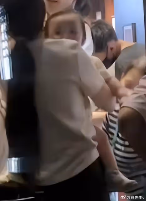 向佐郭碧婷被偶遇,一人抱一個孩子互動有愛,弟弟眼睛又大又圓好萌