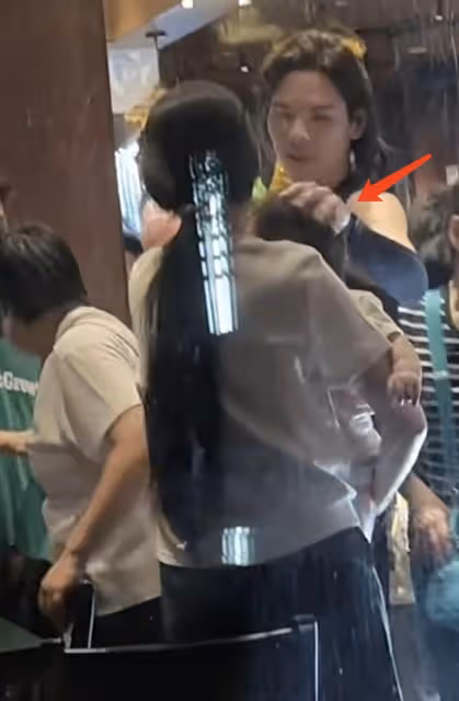向佐郭碧婷被偶遇,一人抱一個孩子互動有愛,弟弟眼睛又大又圓好萌