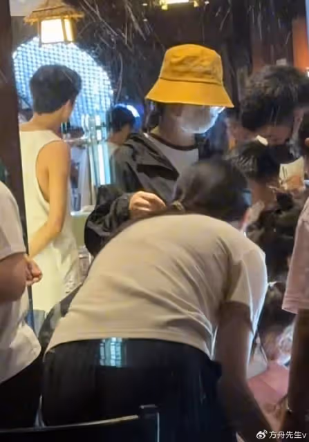 向佐郭碧婷被偶遇,一人抱一個孩子互動有愛,弟弟眼睛又大又圓好萌