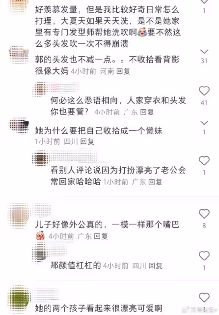 向佐郭碧婷被偶遇,一人抱一個孩子互動有愛,弟弟眼睛又大又圓好萌