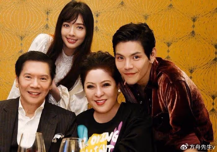 向佐郭碧婷被偶遇,一人抱一個孩子互動有愛,弟弟眼睛又大又圓好萌