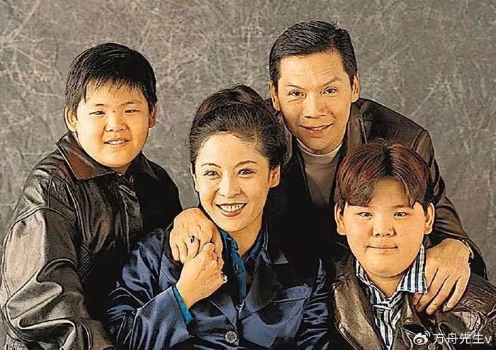向佐郭碧婷被偶遇,一人抱一個孩子互動有愛,弟弟眼睛又大又圓好萌