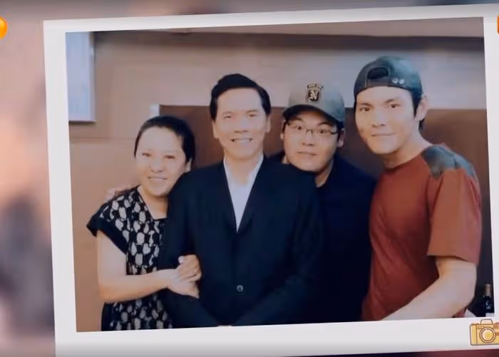 向佐郭碧婷被偶遇,一人抱一個孩子互動有愛,弟弟眼睛又大又圓好萌