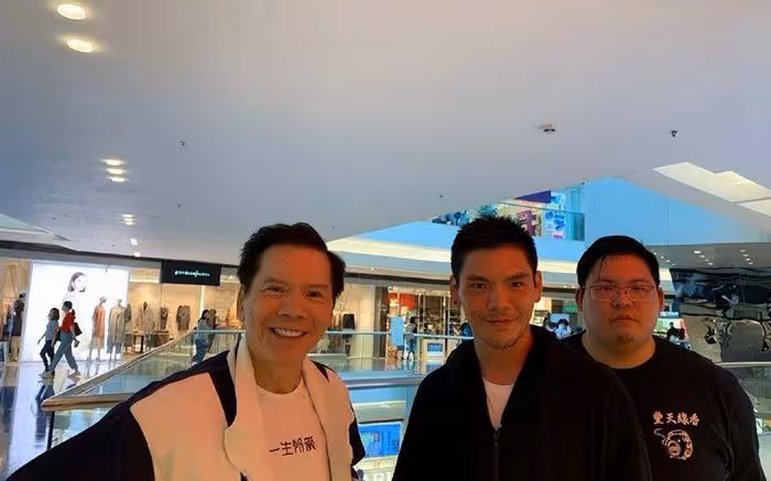向佐郭碧婷被偶遇,一人抱一個孩子互動有愛,弟弟眼睛又大又圓好萌