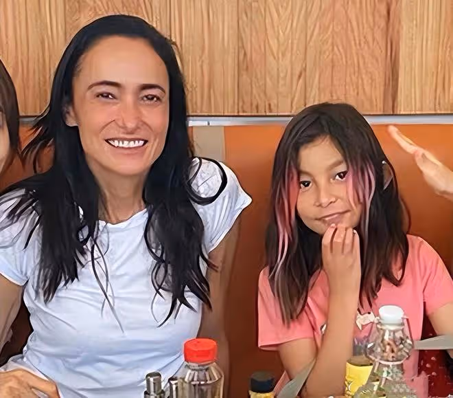 吳彥祖10歲女兒近照曝光,吳斐然挑染粉發好時髦,和媽媽長超像