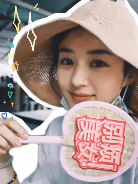 趙麗穎曬出遊美照,手拿「別煩美女」扇子賣萌,全素顏出鏡超耐打