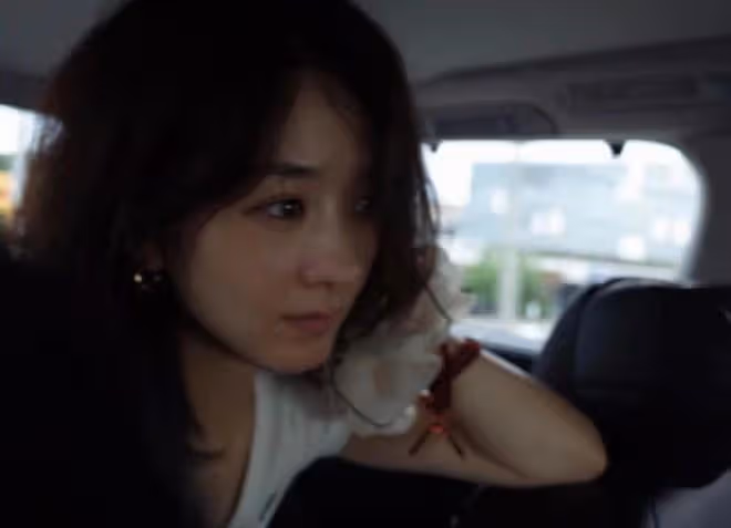 趙麗穎曬出遊美照,手拿「別煩美女」扇子賣萌,全素顏出鏡超耐打