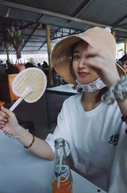 趙麗穎曬出遊美照,手拿「別煩美女」扇子賣萌,全素顏出鏡超耐打