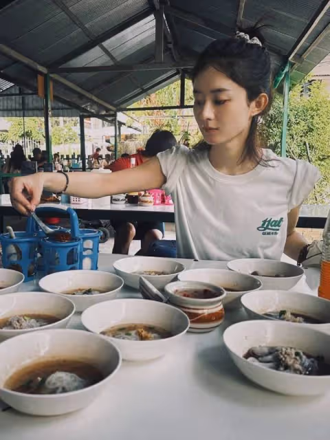 趙麗穎曬出遊美照,手拿「別煩美女」扇子賣萌,全素顏出鏡超耐打