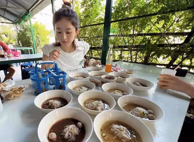 趙麗穎曬出遊美照,手拿「別煩美女」扇子賣萌,全素顏出鏡超耐打