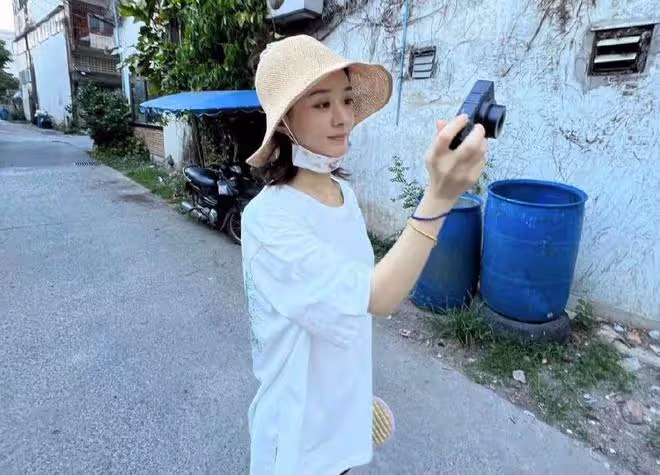趙麗穎曬出遊美照,手拿「別煩美女」扇子賣萌,全素顏出鏡超耐打