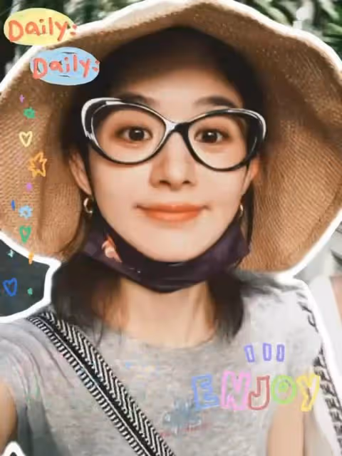 趙麗穎曬出遊美照,手拿「別煩美女」扇子賣萌,全素顏出鏡超耐打