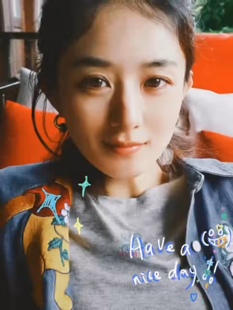 趙麗穎曬出遊美照,手拿「別煩美女」扇子賣萌,全素顏出鏡超耐打