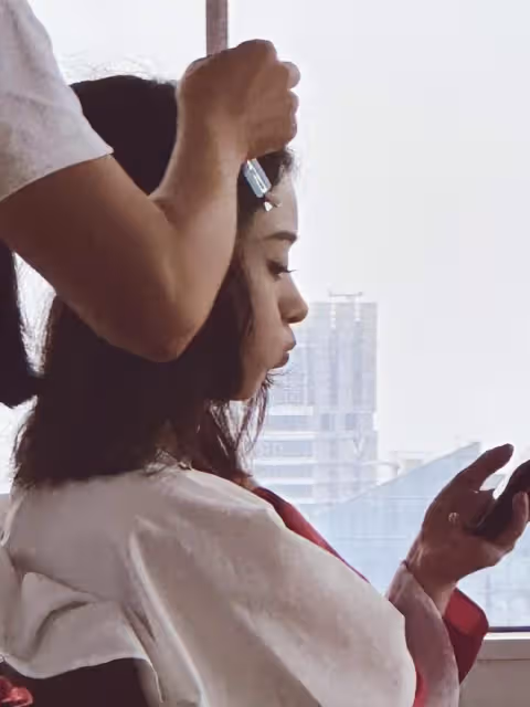 趙麗穎曬出遊美照,手拿「別煩美女」扇子賣萌,全素顏出鏡超耐打