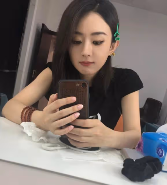 趙麗穎曬出遊美照,手拿「別煩美女」扇子賣萌,全素顏出鏡超耐打