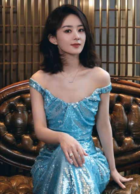 趙麗穎曬出遊美照,手拿「別煩美女」扇子賣萌,全素顏出鏡超耐打