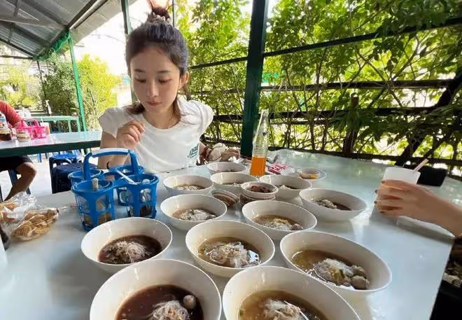 趙麗穎:泰國清邁網紅店就餐,放下明星光環,就是普通遊客的樣子