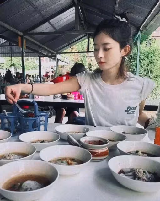 趙麗穎:泰國清邁網紅店就餐,放下明星光環,就是普通遊客的樣子