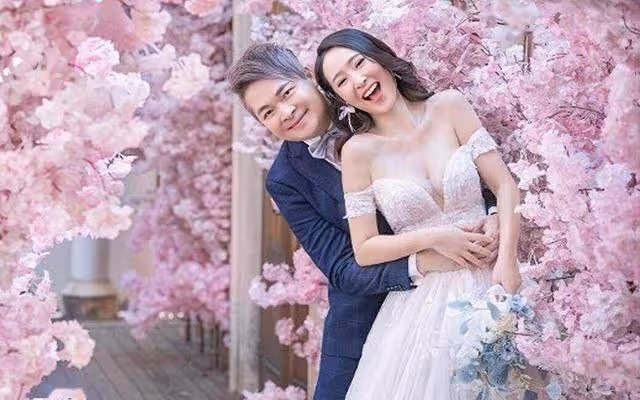TVB小花宣布婚訊後,舉行過大禮儀式,金器擺滿桌子金光閃閃