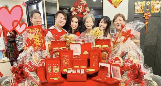 TVB小花宣布婚訊後,舉行過大禮儀式,金器擺滿桌子金光閃閃