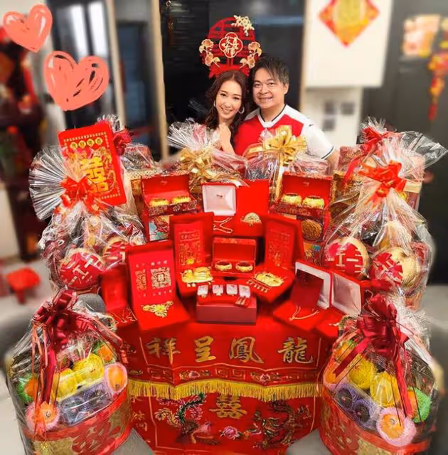 TVB小花宣布婚訊後,舉行過大禮儀式,金器擺滿桌子金光閃閃