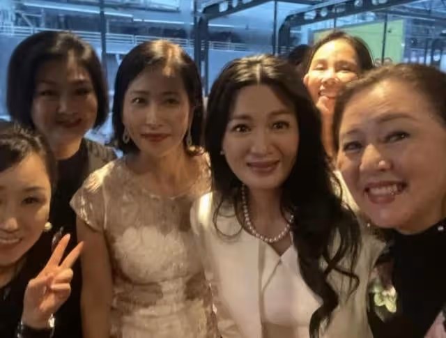 甜蜜!知名女星與夫宴請親朋慶結婚周年,離婚再嫁8億富商成闊太