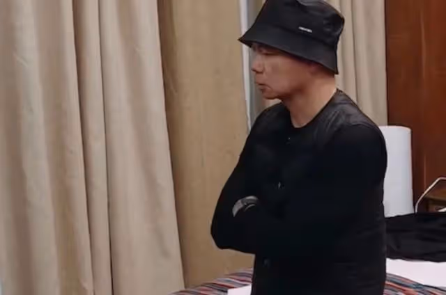 甜美!64歲知名港星與太太復婚後罕放閃,情侶裝同台慶生大曬恩愛