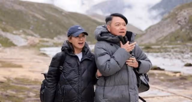 甜美!64歲知名港星與太太復婚後罕放閃,情侶裝同台慶生大曬恩愛