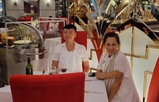 甜美!64歲知名港星與太太復婚後罕放閃,情侶裝同台慶生大曬恩愛