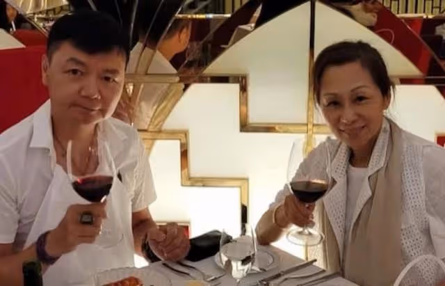 甜美!64歲知名港星與太太復婚後罕放閃,情侶裝同台慶生大曬恩愛